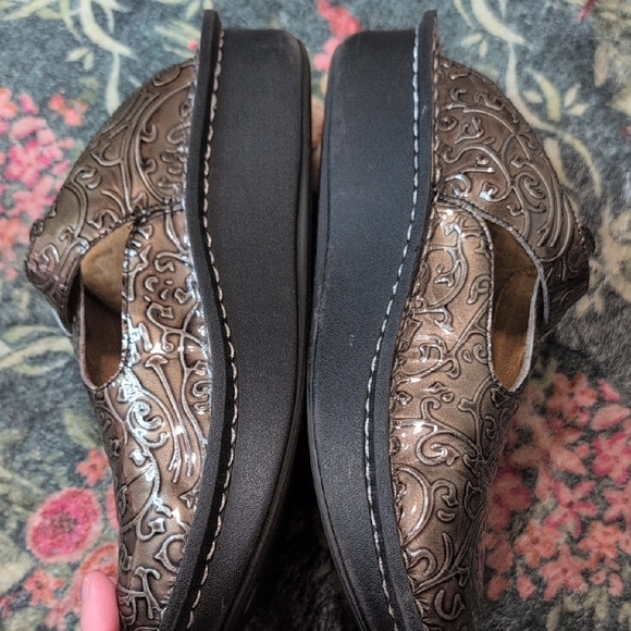 Alegria Classic Mary Jane Patterned Embossed Clogs Slip On Leather 9 - Picture 2 of 8